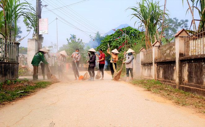 Người dân thôn Đồng Thành, xã Vĩnh Lạc vệ sinh đường làng ngõ xóm, giữ gìn cảnh quan sạch đẹp.
